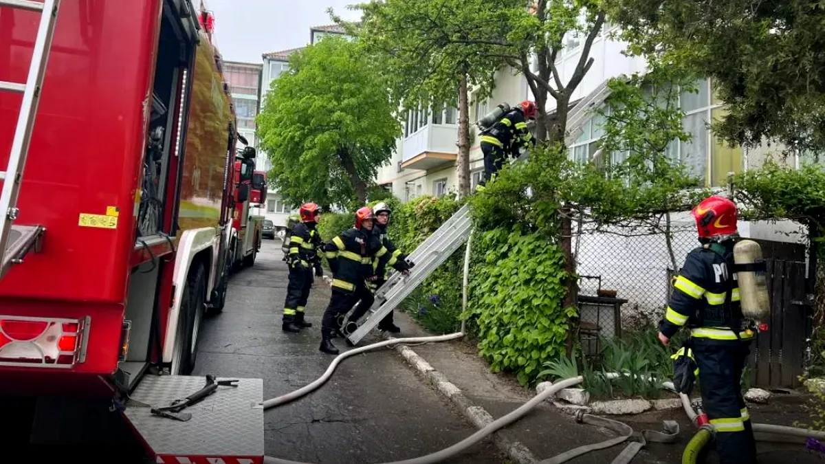 Incendiu puternic într-o bloc din Sibiu. Un pensionar de 74 de ani a fost găsit în stop cardio respirator (FOTO)