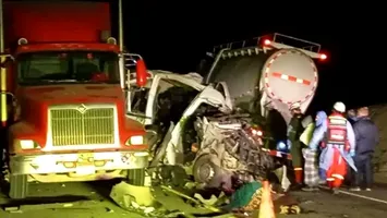Tragedie pe şosea. 14 morţi şi patru răniţi după ce un microbuz a fost spulberat de un camion (VIDEO)
