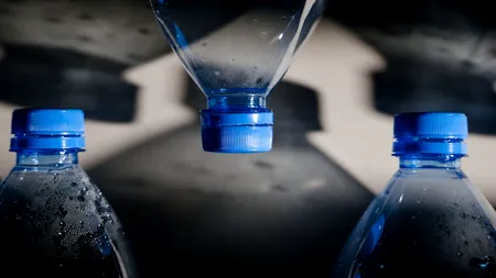 Schimbări majore pentru sticlele din plastic: noi materiale și capace biodegradabile