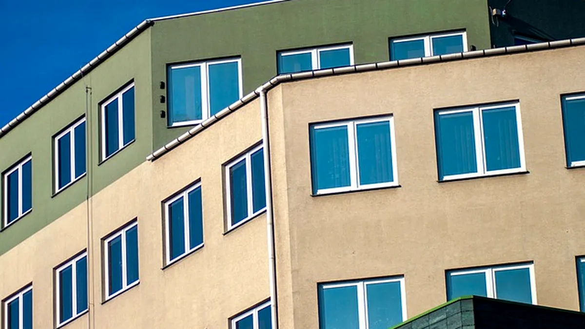 Românii care locuiesc la bloc vor avea noi reguli de respectat. Ce trebuie să facă înainte de a-și închide balconul