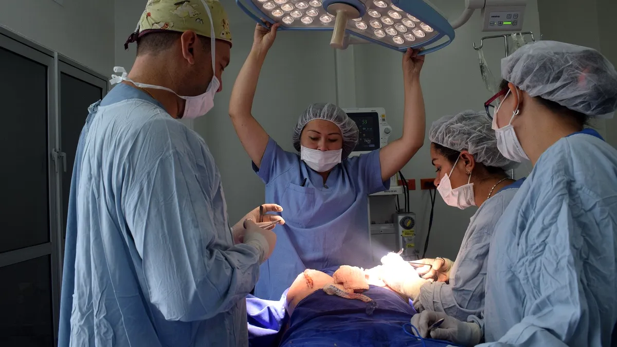 Românii au apelat în pandemie la chirurgie plastică, nu la paracetamol