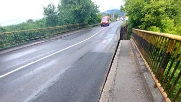 Prăbușirea podului peste râul Săsar dă peste cap traficul spre Baia Mare. Experții CNAIR vor da verdictul