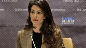Soției lui George Clooney i s-ar putea interzice intrarea în SUA din cauza ordinului executiv al lui Trump. Conflict grav între președintele SUA și actor