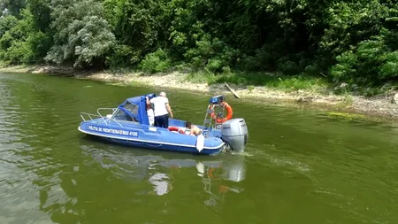 A încercat să treacă Dunărea cu un colac și a fost la un pas de moarte. Migrant iranian, salvat de Poliția de Frontieră