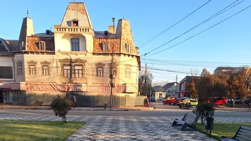 Povestea unei foste biblioteci care nu poate fi reabilitată deoarece patru persoane deţin o treime din ea, iar primăria restul