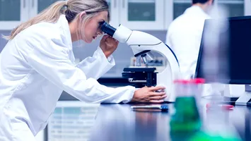 Un studiu ar putea schimba lupta cu cancerul. Mecanismul natural al organismului „frânează” evoluția bolii
