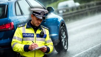 Jumătate dintre șoferi nu știu cât le trebuie să oprească pe drum ud. Greșelile care duc la accidente pe ploaie