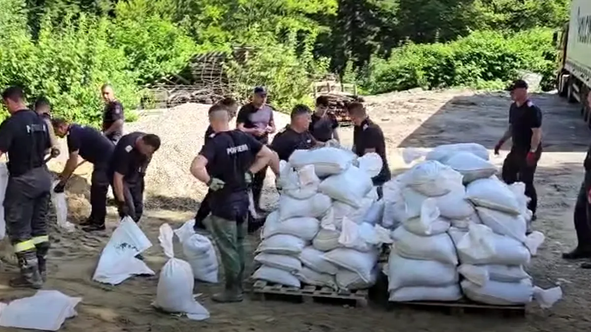 Saci cu nisip amplasați de pompieri în Bușteni. Măsură de protecție pentru a limita pagubele noului cod roșu emis