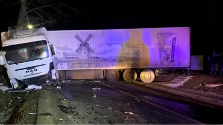 Un tir a intrat într-o mașină de poliție: doi polițiști, răniți grav