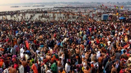 Cum se înghesuie zeci de mii de hinduși să se spele în Gange (VIDEO)