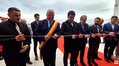 La Teiuș, administrația a inventat foarfeca imaginară. Șapte oficiali, cinci foarfeci și doi ani întârziere