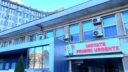 Pacient cu piciorul în ghips, lăsat să se târască până la poarta spitalului. Medicii au refuzat să îl ajute
