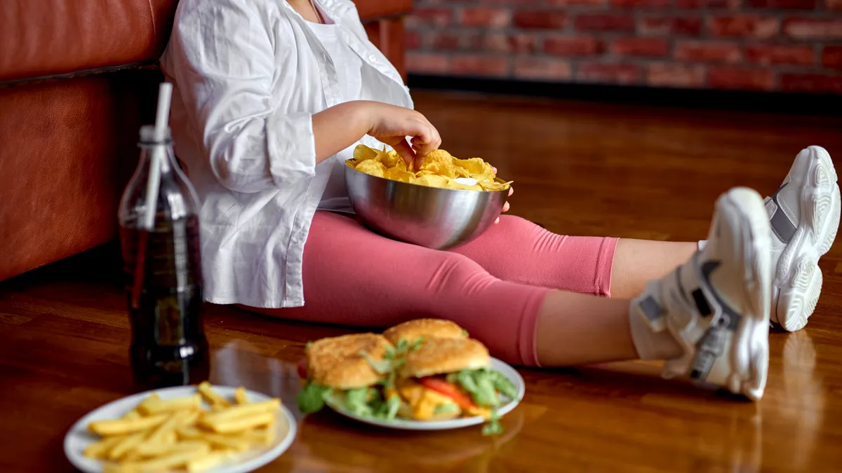 Reclamele la mâncare nesănătoasă, interzise pentru copii. Restricții pentru TV, radio și rețele sociale