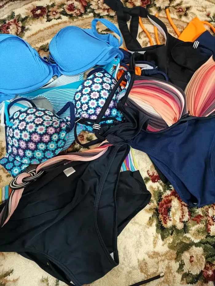 Ajutoare trimise în satele afectate de inundații: Costume de baie și pantofi de nuntă 