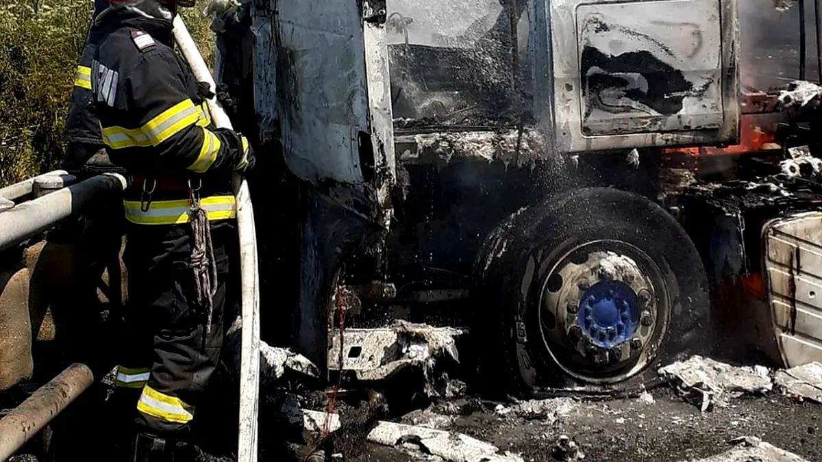 Incendiu violent pe un drum național din Giurgiu. Un autotren s-a făcut scrum