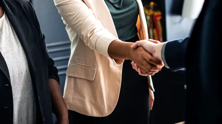 Lecția românească de supraviețuire: atacă atunci când ceilalți îngheață! Radiografia unui paradox economic în 2026