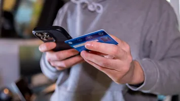 Escrocherie cu numele BNR. Femeie convinsă să facă un credit de 50.000 de lei și să trimită banii unui fals „ofițer de securitate”