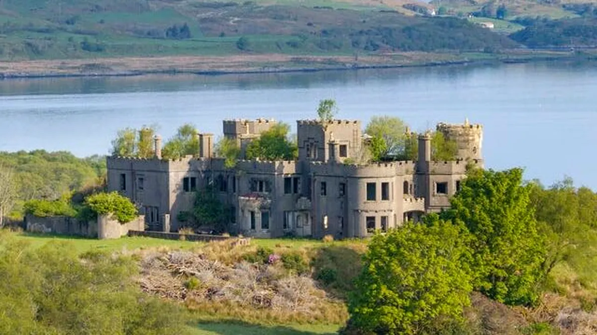 O bijuterie scoțiană pe piață: o insulă întreagă, cu ruine de castel, caută un nou proprietar