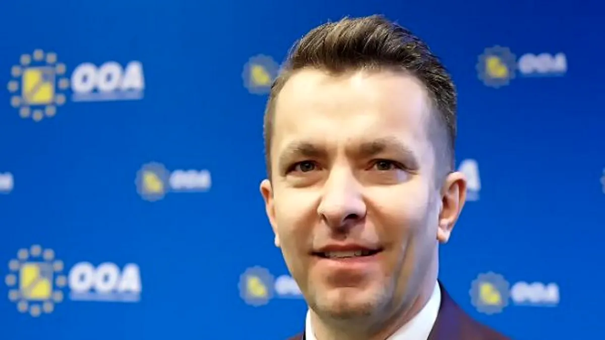 INCREDIBIL. Un frizer numit în conducerea Oficiului Național pentru Jocuri de Noroc