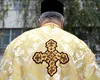 Bătrân înşelat cu peste 300.000 de euro. Escrocii s-au dat drept preoţi şi i-au vândut un cavou „operă de artă”