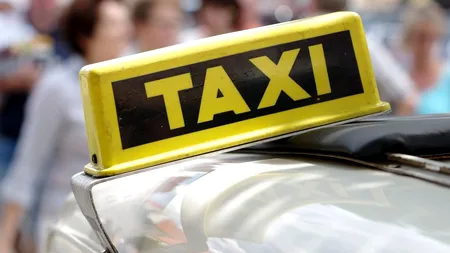 Un taxi din Constanta a căzut într-o groapă de lucrări (VIDEO