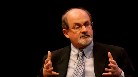 Înjunghiat în luna august, Salman Rushdie, autorul ”Versetelor satanice”, nu mai poate folosi o mână și nu mai vede cu un ochi