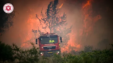 Haos pe drumuri: locuitorii fug de incendiile devastatoare din Israel. Războiul cu plestinienii are o altă formă