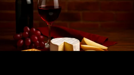 Brânză Brie sau drob: ghidul de supraviețuire în supermarket pentru cei care nu se îndoapă cu miel de Paște