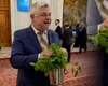 Aparație de senzație în Parlament! Ninel Peia i-a adus lui Luca Niculescu agheasmă și busuioc înainte de vot: „Să alunge spiritele USR-iste și bolojeniste”