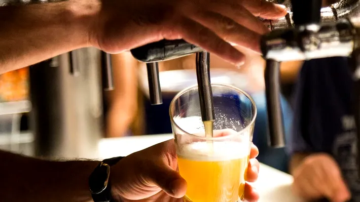 Capcana fiscală din paharul cu bere: De ce creșterea taxelor a împins piața la cel mai scăzut nivel din ultimii 20 de ani