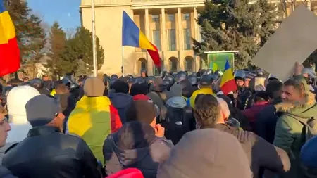 Protestul din Piața Victoriei - de la boicotul supermarketurilor la „turul doi înapoi“. Protestatar: „Nu mai mințiți, că o să vă strâmbe Dumnezeu «gurele»!“ (VIDEO)