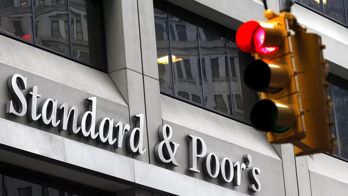 Cum poate România evita degradarea la „non-investment grade”? Analiza unui expert financiar