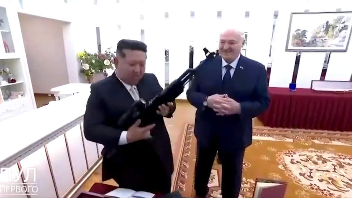 Vizită cu surprize: Kim Jong Un primește o pușcă automată de la Lukașenko