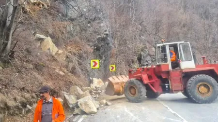 Căderi de pietre pe DN 66, Defileul Jiului. Se circulă alternativ (VIDEO)
