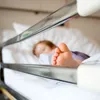 O fetiță a leșinat în baie după ce a fost spălată pe cap. A ajuns de urgență la spital
