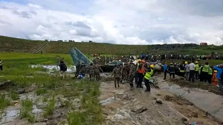 Un avion cu 19 persoane la bord s-a prăbușit în Nepal. Pilotul, singurul supraviețuitor