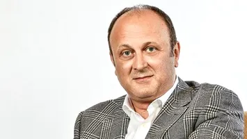 Afaceristul Dan Şucu, decorat de interimarul Ilie Bolojan