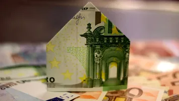 Fuga banilor, tăcerea pieței și vocea amară a realității