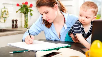 „Discriminare legalizată”: Un proiect de lege vrea să repare injustiția care lovește mamele din sistemul educațional