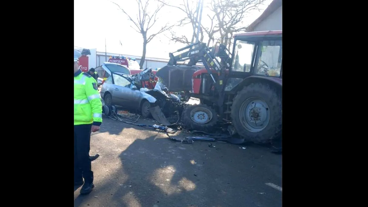 Mașină, lovită în plin de un tractor. Șoferul și un pasager al autoturismului au murit pe loc