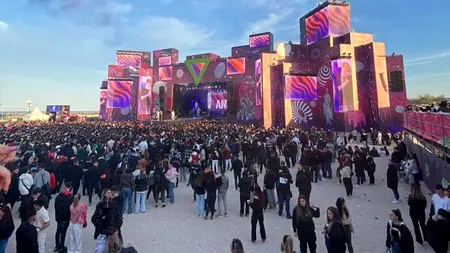 Gest extravagant la Beach, Please! Artistul care și-a aruncat ochelarii de 2.000 de euro în public