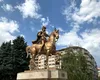 Batjocură. Primăria Târgoviște a ascuns statuia lui Mihai Viteazul după un cort uriaș și printre tarabe cu mărțișoare
