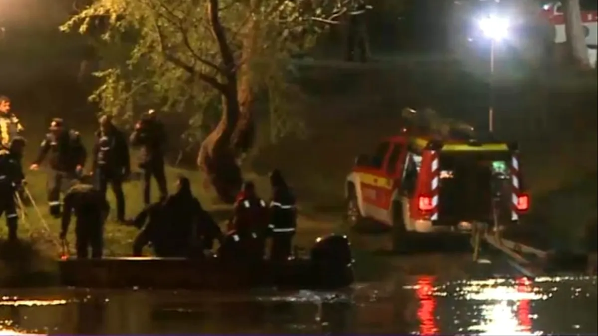Un copil mort şi patru persoane dispărute dupã ce barca în care se aflau s-a rãsturnat
