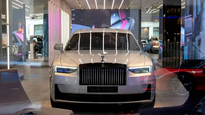 Marea capitulare electrică: De ce Rolls-Royce și marii constructori auto revin la motoarele cu ardere internă