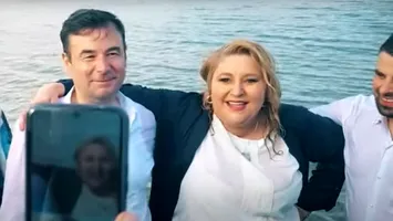 Diana Şoşoacă şi membrii SOS s-au aruncat în apele Mării Negre: „Şi grasele poartă tricouri ude” (VIDEO)