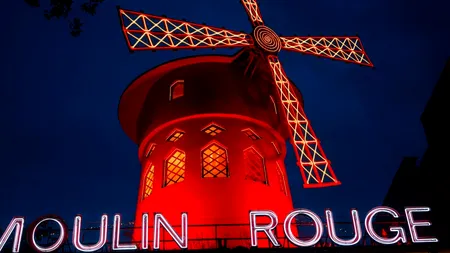 Moulin Rouge din Paris sărbătorește instalarea noilor pale ale morii de vânt