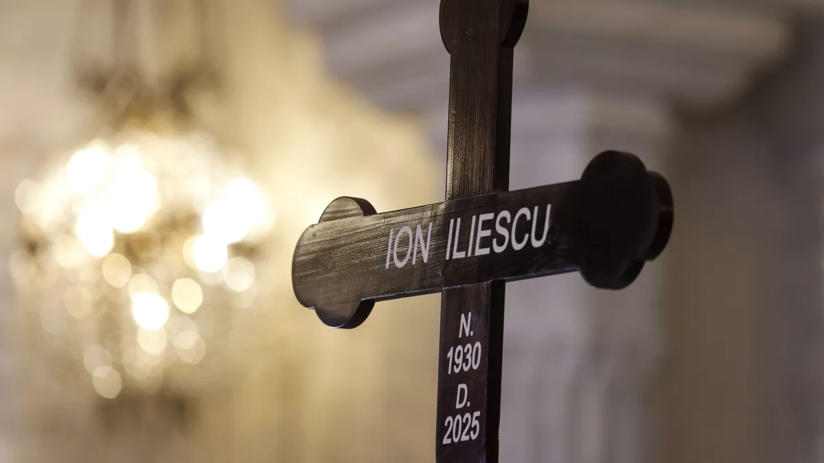 Ultimul drum al lui Ion Iliescu: funeralii cu onoruri la Cotroceni, între controverse și absențe notabile