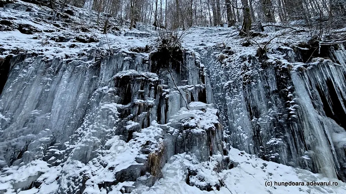 Spectacol natural în Valea Jiului: Cascadele înghețate din Cheile Jiețului, magnet pentru turiștii străini