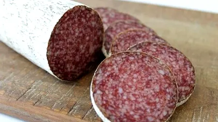 De ce românii din Anglia și Statele Unite rămân fără mici și salam de Sibiu de sărbători