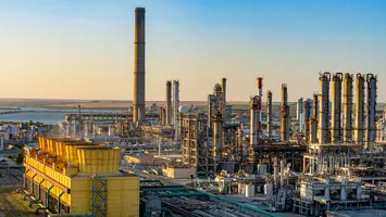 Dincolo de țevi și catalizatori: „robinetele” financiare care țin în viață cea mai mare rafinărie din țară